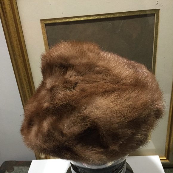VINTAGE IMPORT SALON EATON'S MINK FUR HATS - Picture 3 of 8